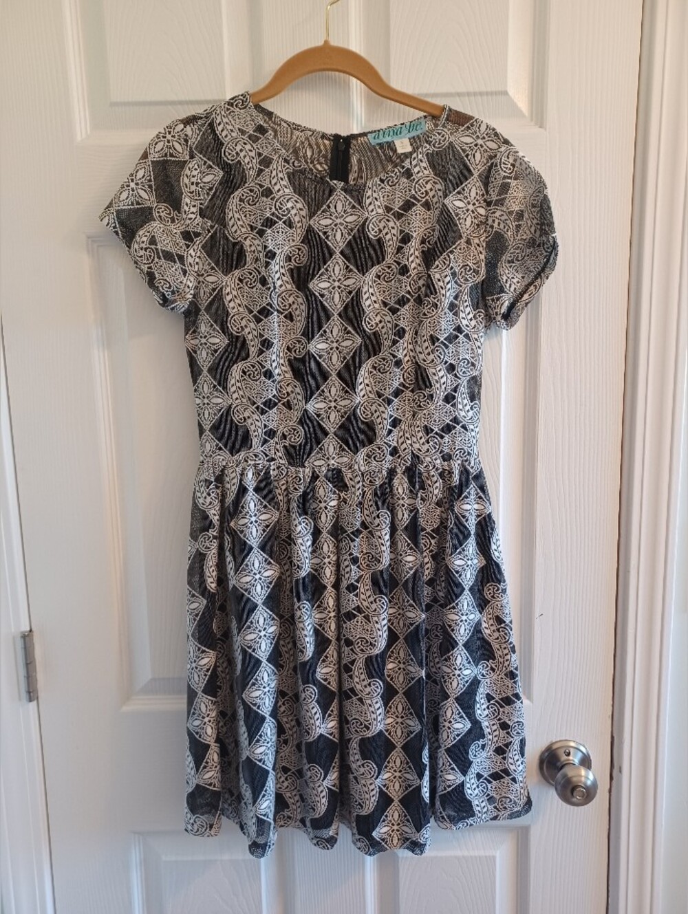 Black and White Midi Dress with All-over Print Cap Sleeve Party Summer Small